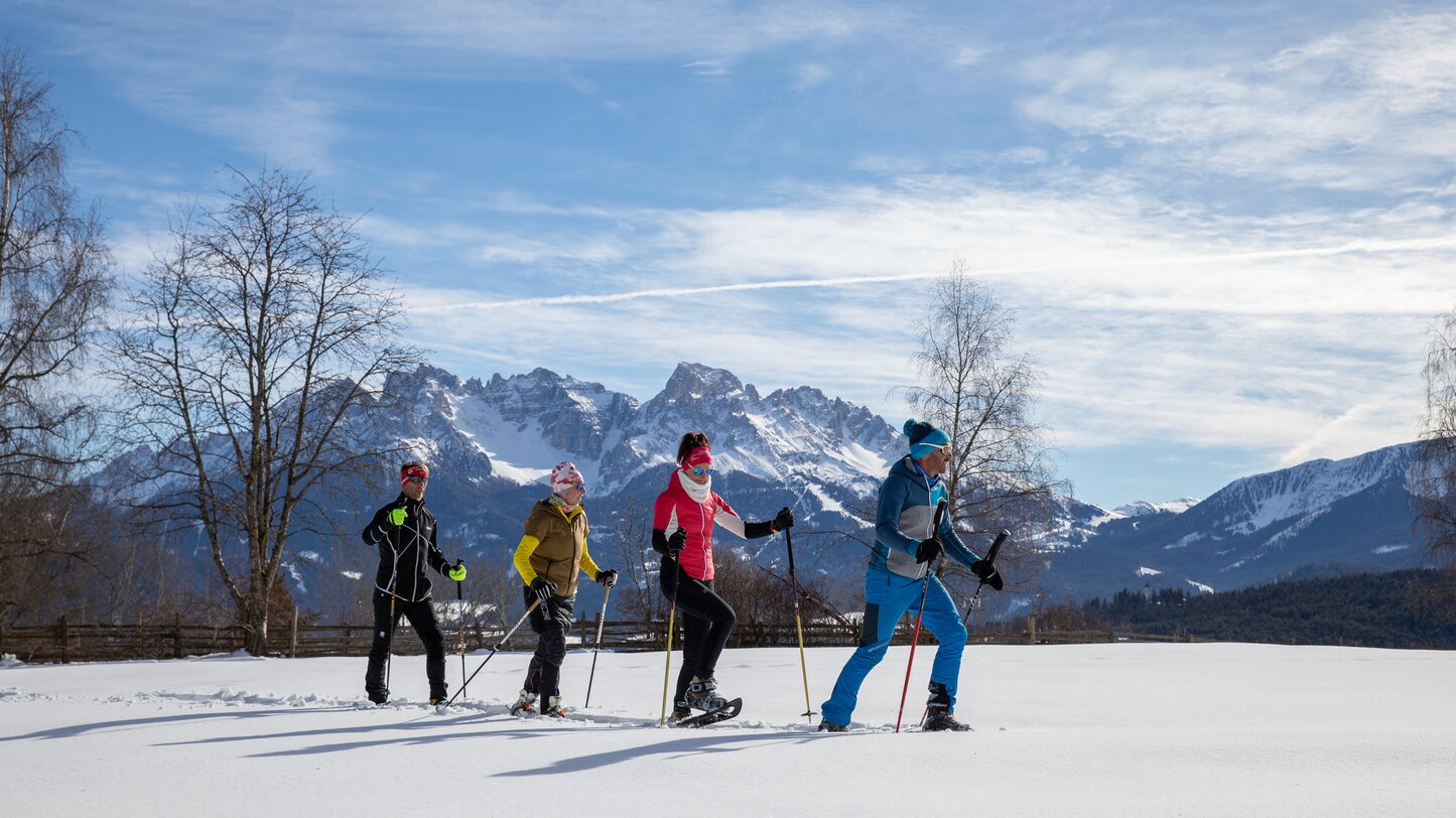 4 escursionisti con le ciaspole neve fresca Latemar | © Günther Pichler