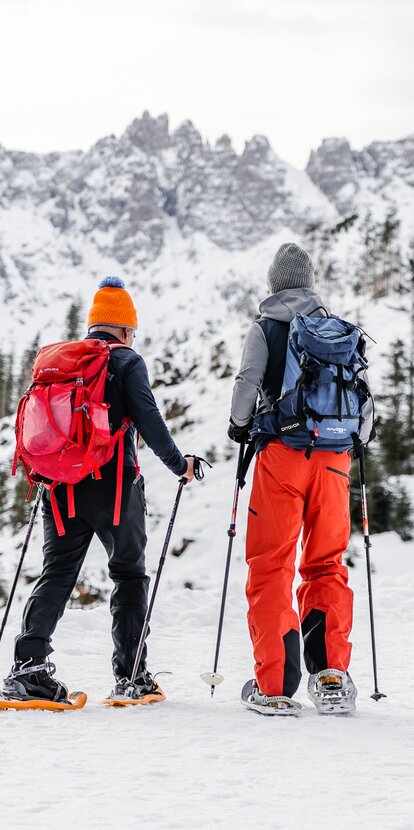 Escursionisti con le racchette da neve sotto il Latemar | © Eggental Tourismus/Clicktext