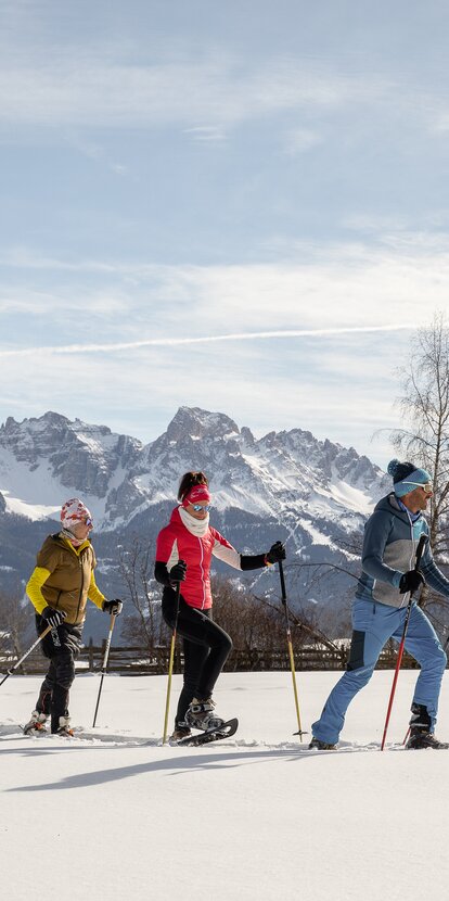 Gruppe Schneeschuwanderer am Fuße des Latemars | © Eggental Tourismus/Günther Pichler