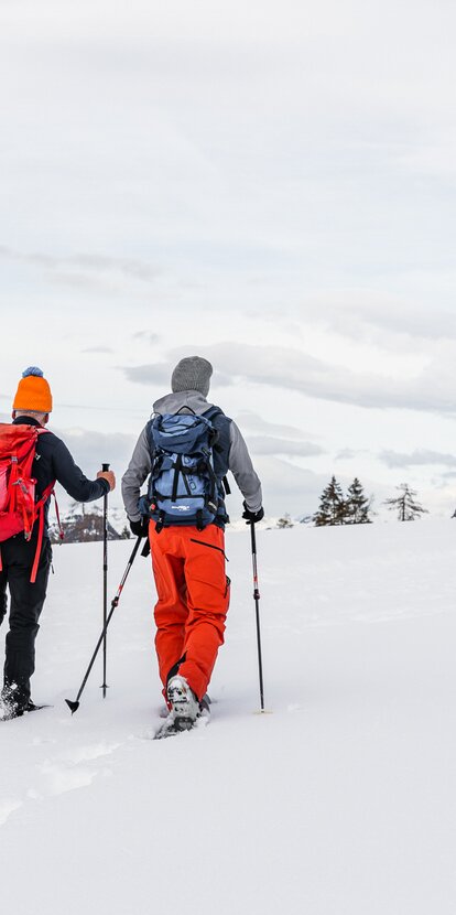 Schneeschuhwanderer im Neuschnee mit Blick auf Schlern | © Eggental Tourismus/Clicktext