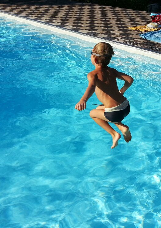 Kind springt ins Schwimmbad | © Pixabay
