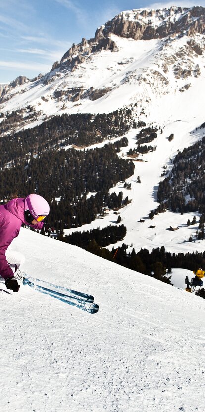 Skifahrerin mit Blick auf Latemar in Obereggen | © Paolo Codeluppi