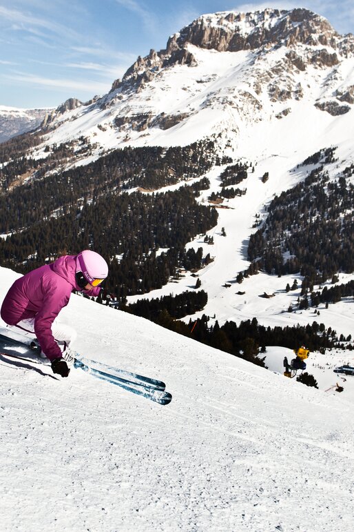 Skifahrerin mit Blick auf Latemar in Obereggen | © Paolo Codeluppi