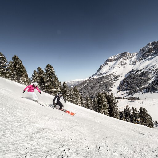 Skifahrer auf Zangen Piste mit Blick auf Latemar | © Paolo Codeluppi