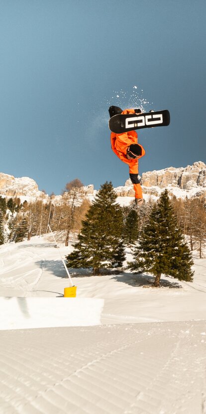 Snowboarder Sprung Kicker Rosengarten | © Carezza Dolomites/StorytellerLabs