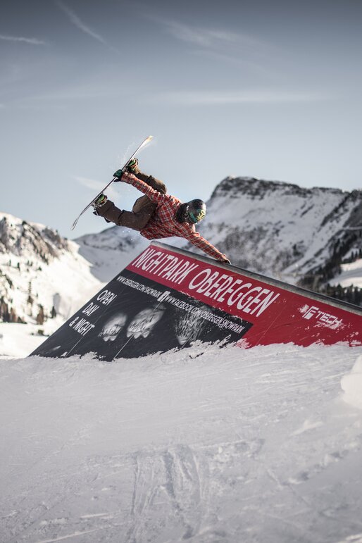 snowboarder rail snowpark montagne inverno | © Obereggen Latemar AG/F.Tech