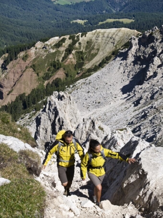 Hikers above the Bletterbach | © Eggental Tourismus/Helmuth Rier