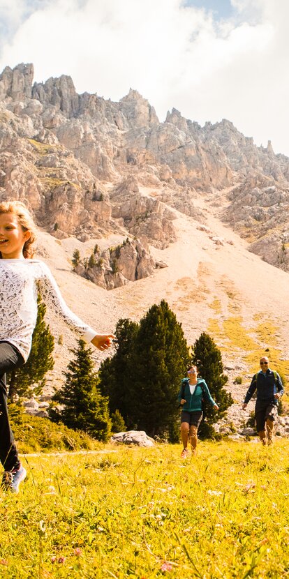 Laufende Kinder Wiese unterhalb Latemar | © Eggental Tourismus/StorytellerLabs