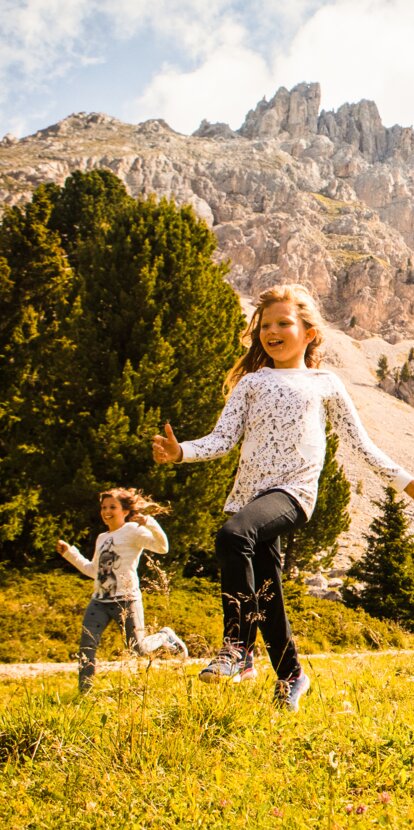 Laufende Kinder Wiese unterhalb Latemar | © Eggental Tourismus/StorytellerLabs