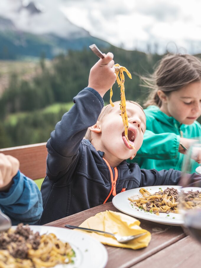 Child eating pasta with ragout Latemar | © Thomas Monsorno