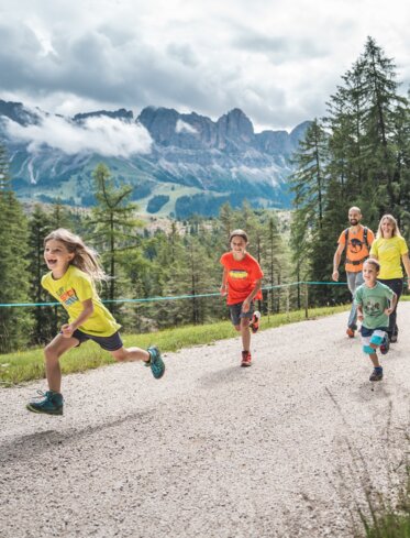 Familie mit Kindern wandern Rosengarten | © Thomas Monsorno