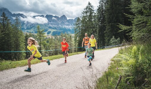 Famiglia con bambini in escursione sul Catinaccio | © Thomas Monsorno