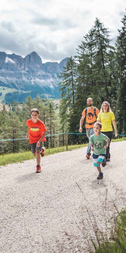 Famiglia con bambini in escursione sul Catinaccio | © Thomas Monsorno