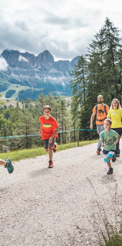 Familie mit Kindern wandern Rosengarten | © Thomas Monsorno
