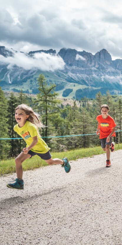 Family with children hiking Rosengarten | © Thomas Monsorno
