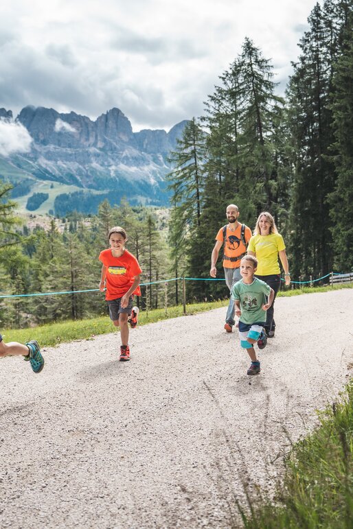 Famiglia con bambini in escursione sul Catinaccio | © Thomas Monsorno