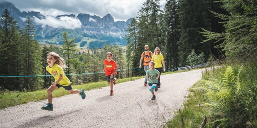 Family with children hiking Rosengarten | © Thomas Monsorno