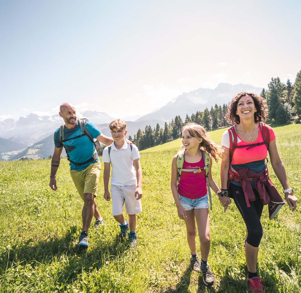 Familie spaziert über Wiese Berge | © Thomas Monsorno