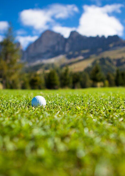 Golf ball with a view of the Rosengarten | © Golf and Country