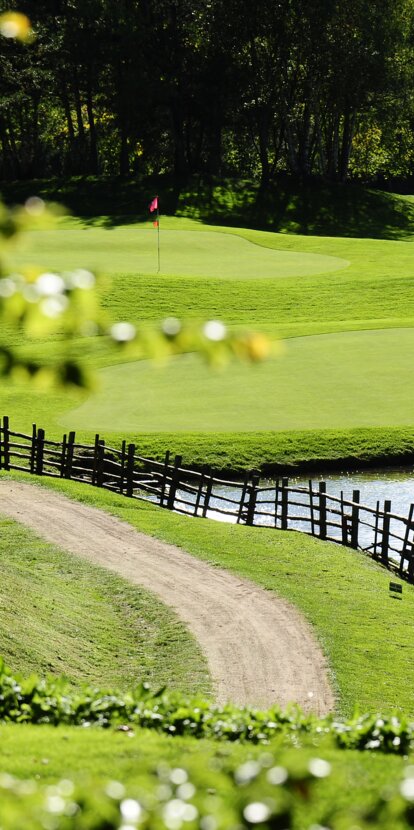 Campo da golf di Monte San Pietro con laghetto | © Golfclub Petersberg