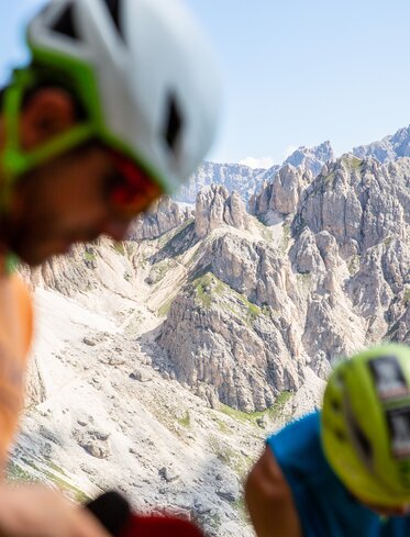 Fixed rope route in the Rosengarten with view to the Cigolade Pass | © Eggental Tourismus/StorytellerLabs