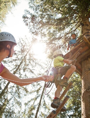 Family Climbing Trees High Ropes Course | © Alex Filz