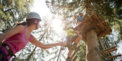 Arrampicata sugli alberi per famiglie | © Alex Filz