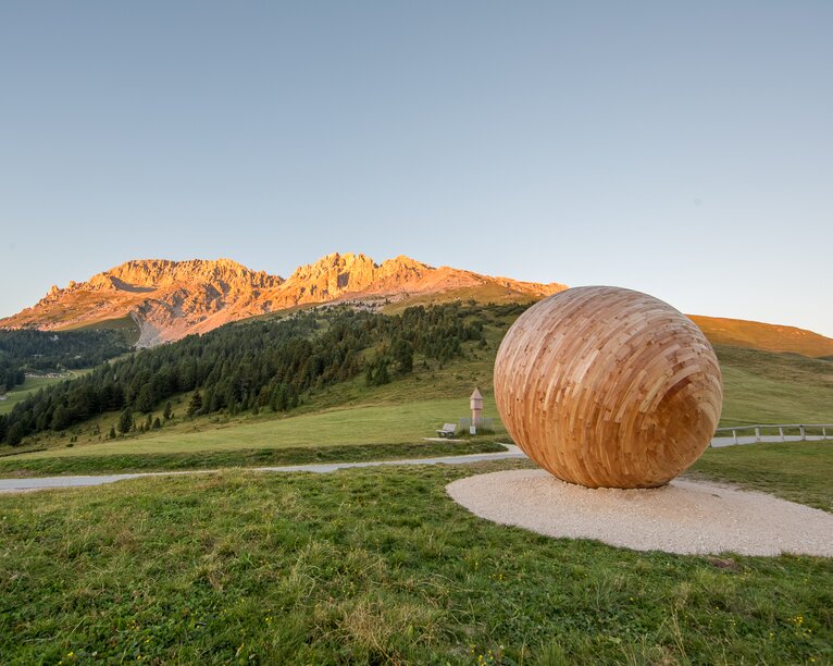 Latemarium rosso di sera Installazione Eye to the Dolomites | © Obereggen Latemar AG/Günther Pichler
