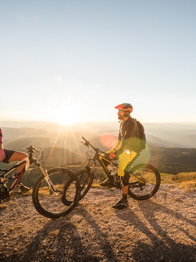 Mountainbiker Sonnenuntergang Blick Alpen | © Eggental Tourismus/Harald Wisthaler