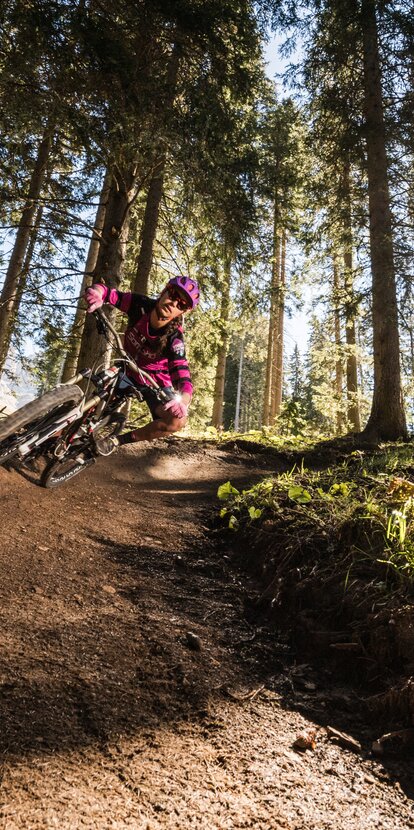 Downhillerin auf Carezza Biketrail | © Harlad Wisthaler