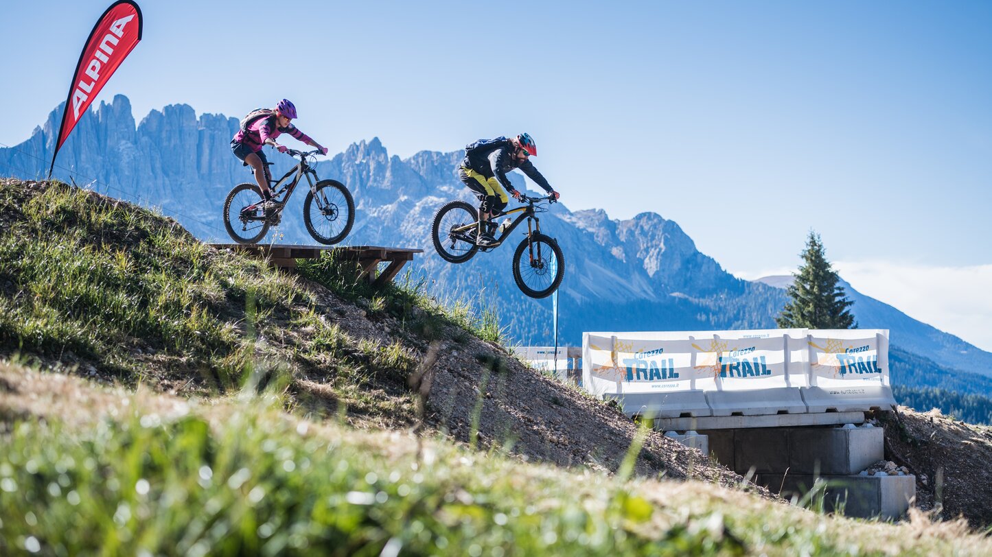 I ciclisti saltano la rampa del Bike Park Carezza | © Harald Wisthaler