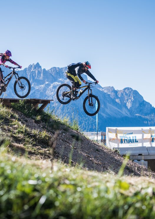 I ciclisti saltano la rampa del Bike Park Carezza | © Harald Wisthaler