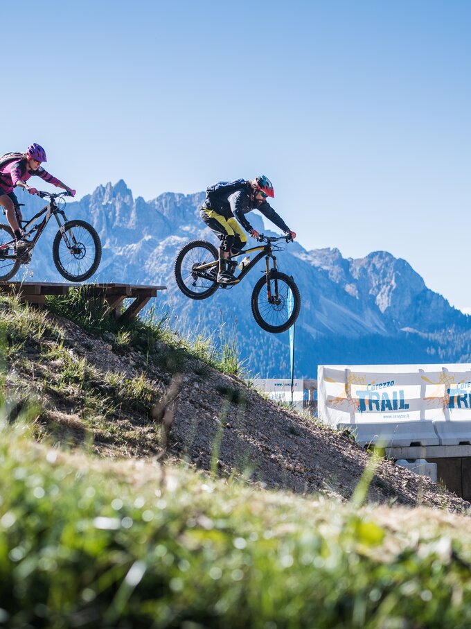 Biker springen über Rampe im Bike Park Carezza | © Harald Wisthaler