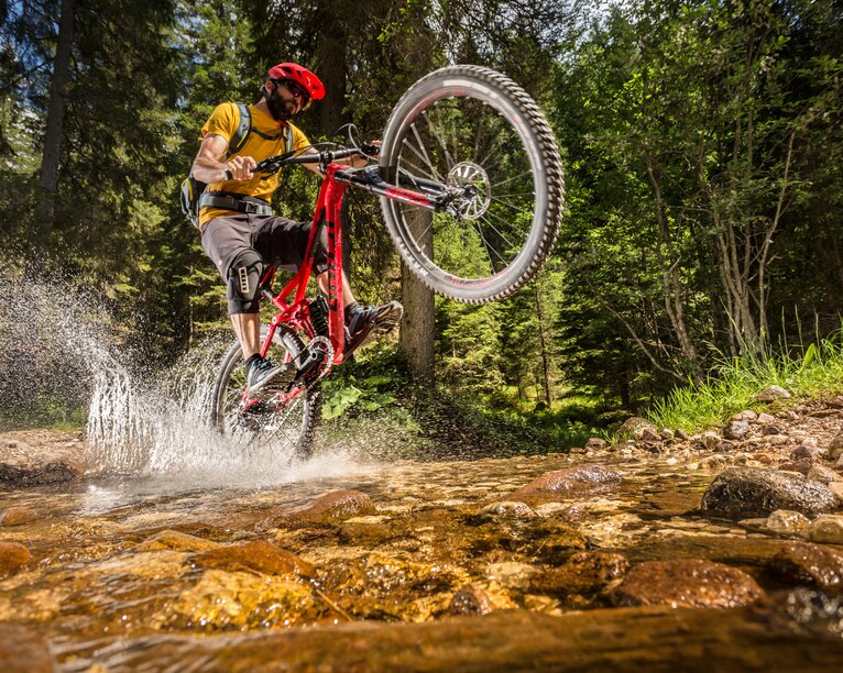 Discesa in mountain bike attraverso il torrente | © Eggental Tourismus/Jens Staudt