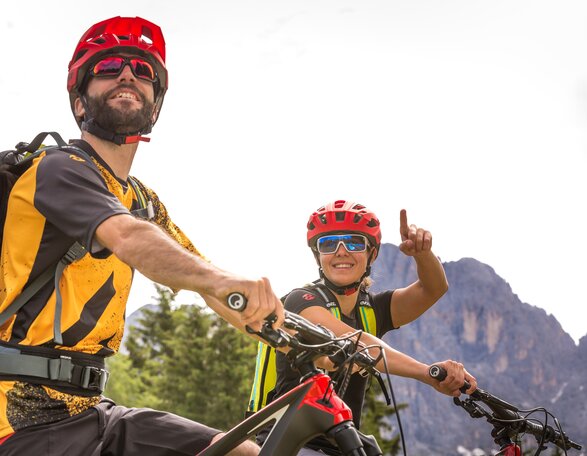 Biker Pause Blick Rosengarten Dolomiten | © Eggental Tourismus/Jens Staudt