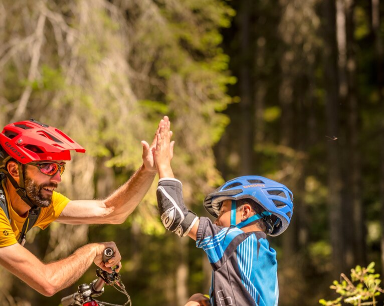 High Five Mountain biker son and father | © Eggental Tourismus/Jens Staudt