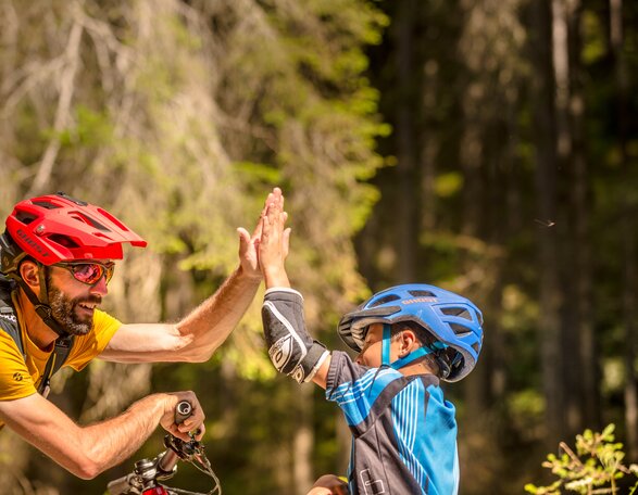 High Five Mountain biker son and father | © Eggental Tourismus/Jens Staudt