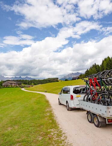 MTB Taxi mit Anhänger Eggental Dolomiten | © Jens Staudt