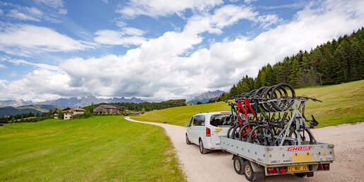 Taxi MTB con rimorchio Val d'Ega Dolomiti | © Jens Staudt