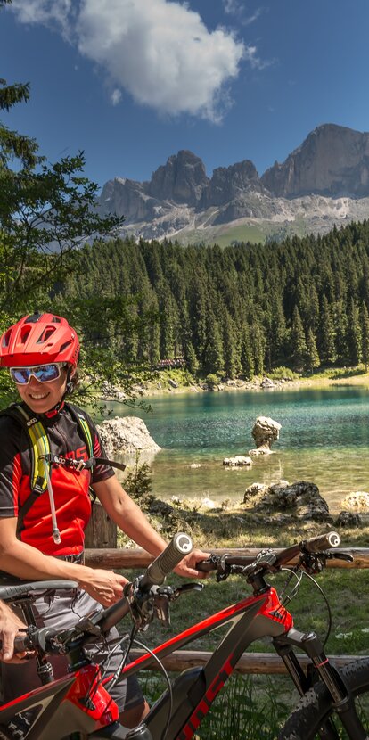 Mountain bikers with a view of Lake Carezza and Rosengarten | © Jens Staudt