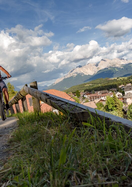 Mountain biker con vista sul villaggio di Nova Ponente e del Latemar | © Jens Staudt