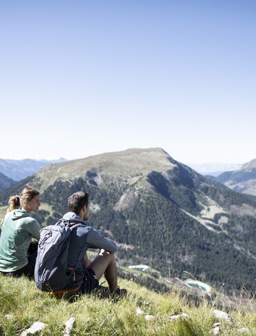 Pause beim Wandern mit Blick auf Zangen | © Alex Filz