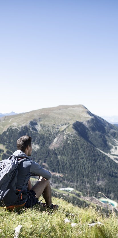 Pausa durante un'escursione con vista sulla Pala di Santa | © Alex Filz