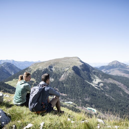 Pause beim Wandern mit Blick auf Zangen | © Alex Filz