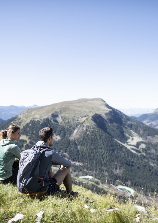 Pause beim Wandern mit Blick auf Zangen | © Alex Filz
