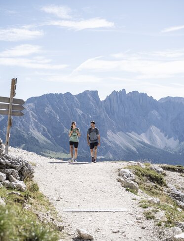 Hiking on the Hirzelsteig path with view on the Latemar mountain | © Alex Filz