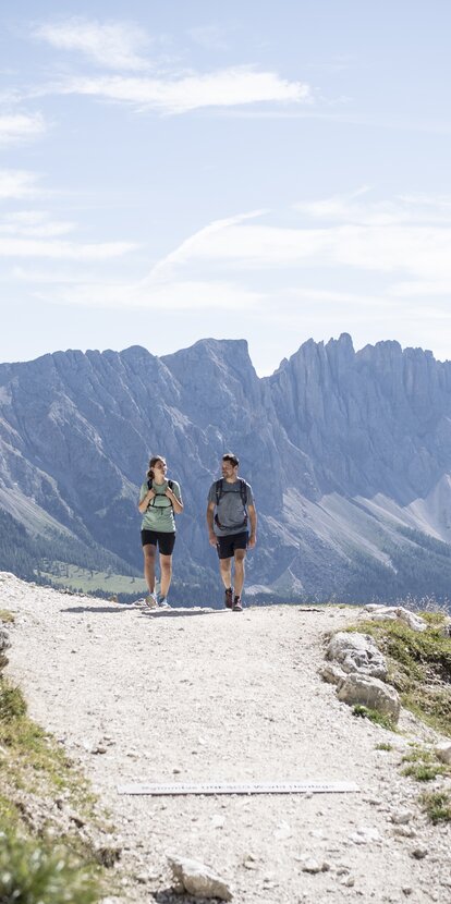 Wanderung auf Hirzelsteig mit Blick auf Latemar | © Alex Filz