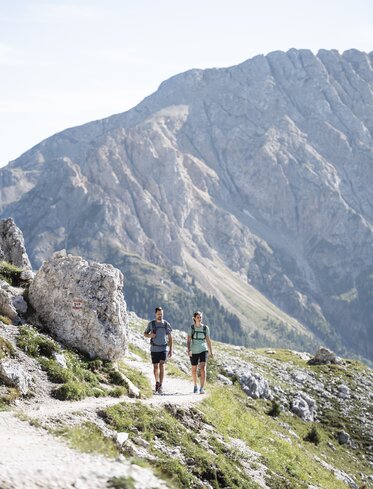 Hikers on the Hirzelsteig path in the Rosengarten | © Alex Filz