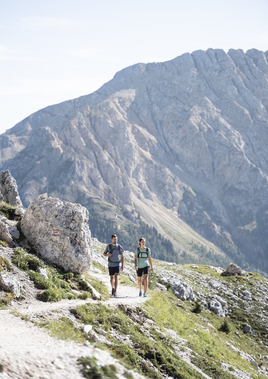 Hikers on the Hirzelsteig path in the Rosengarten | © Alex Filz