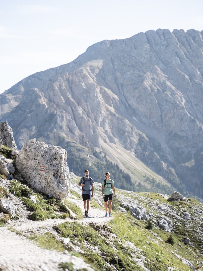 Hikers on the Hirzelsteig path in the Rosengarten | © Alex Filz